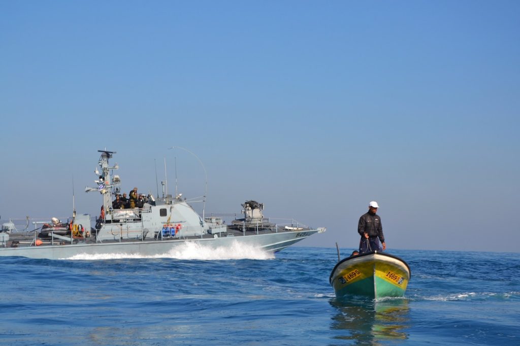 أطلقت زوارق العدو الاسرائيلي صباح اليوم السبت النار باتجاه قوارب الصيادين الفلسطينيين ببحر بيت لاهيا شمال قطاع غزة المحاصر.
