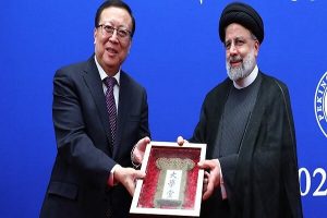 الرئيس الايراني يقوم بزيارة لجامعة بكين