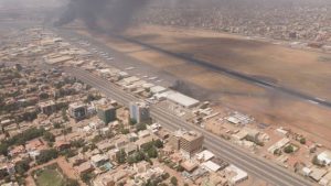 مصر تطالب مواطنيها بمغادرة مطار وادي سيدنا السوداني