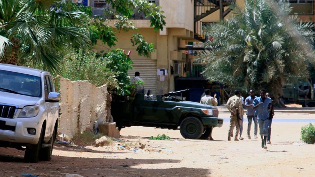 السودان: استمرار إجلاء الرعايا الأجانب وسط تجدد الاشتباكات في أكثر من منطقة