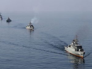 البحرية الإيرانية ترصد مدمرة أمريكية في مضيق هرمز وتجبرها على المغادرة