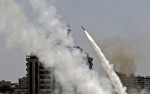 إصابة 6 إسرائيليين جراء القصف الصاروخي من غزة أحدهم بحالة حرجة