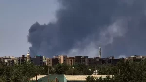 إستمرار الإشتباكات العنيفة في الخرطوم قبيل انتهاء الهدنة