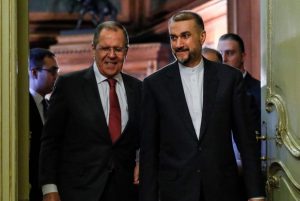 أمير عبداللهيان ولافروف يبحثان تطوير التعاون الثنائي بين البلدين