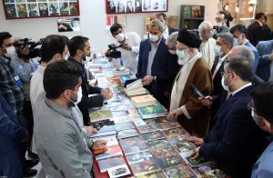 زيارة الإمام الخامنئي لمعرض الكتاب .. مازال الكتاب يحتل مكانة عالية ومرموقة
