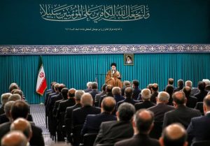 الامام الخامنئي: العزة في السياسة الخارجية تعني الالتزام بمبادئنا بعيدا عما يقوله الاخرون