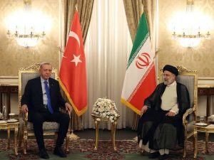 الرئيس الإيراني يهاتف نظيرةالتركي ويؤكد أهمية توسيع العلاقات الثنائية في الفترة الجديدة.