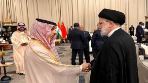 الرئيس الايراني يلتقي وزير الخارجية السعودي على هامش قمة "بريكس"
