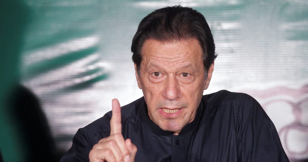 عمران خان يدعوا أنصاره للخروج في الاحتجاجات السلمية