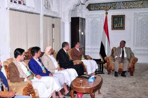 رئيس مجلس النواب يشدد على ضرورة توثيق جرائم وانتهاكات العدوان بحق أبناء الشعب اليمني