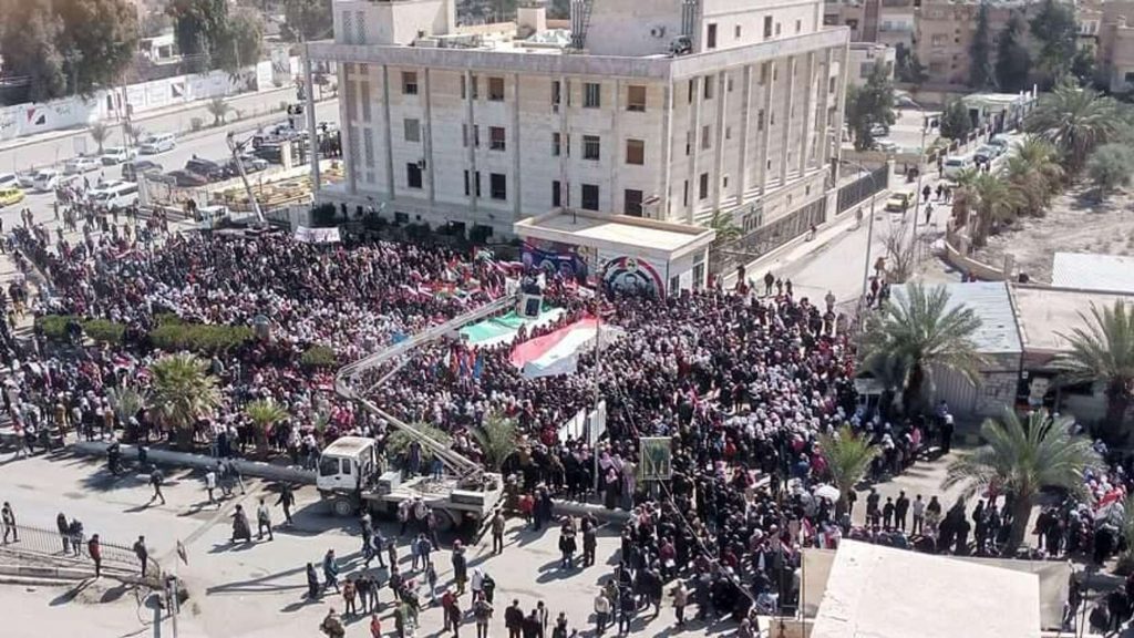 آلاف المدنيين ينزحون من مناطق سيطرة الاحتلال الأمريكي نحو مناطق الجيش السوري