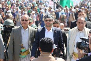 يتقدهم الرئيس المشاط ... تقاطر المحتفين بالمولد النبوي الشريف إلى ساحات الاحتفال بميدان السبعين