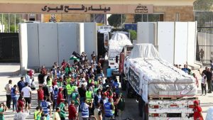 دخول 61 شاحنة محملة بمواد غذائية ووقود الى غزة و ستُوزع شمالي القطاع