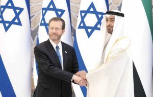على وقع الجرائم الصهيونية في غزة.. الامارات تستقبل رئيس كيان العدو