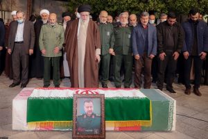 قائد الثورة الاسلامية يقيم الصلاة على جثمان الشهيد رضي موسوي ..."صور"