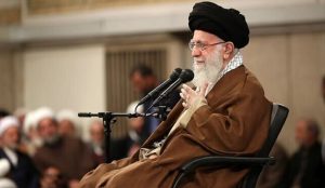 السيد علي الخامنئي: اليمنيون قطعوا شرايين الاحتلال الحيوية دون الخوف من تهديدات واشنطن
