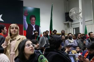 حزب عمران خان يسعى لتشكيل الحكومة الباكستانية بعد فوزه في الانتخابات