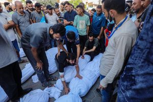 جيش الاحتلال ينفذ إعدامات ميدانية في خان يونس.. وحصيلة شهداء قطاع غزة تتجاوز الـ27 ألفاً