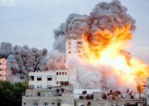 لأول مرة منذ بدء العدوان.. جيش الإحتلال يضرب محيط مدينة بعلبك اللبنانية