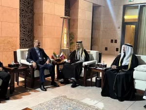 وزير الخارجية الايراني يلتقي نظيره القطري في الدوحة