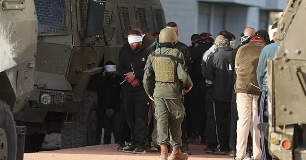 جيش الاحتلال يعتقل أكثر من 11 فلسطينياً في قلقيلية .. وينشر آلياته في نابلس وجنين