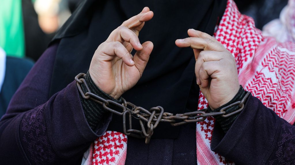 شهادات مرّوعة عن تعذيب وحشي وتحرش بمعتقلات غزة لدى الإحتلال