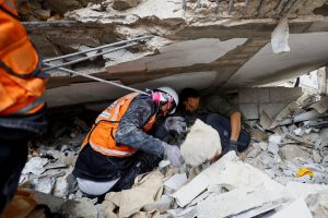 الدفاع المدني ينقذ أسرة كاملة بعد 9 أيام تحت الأنقاض في غزة