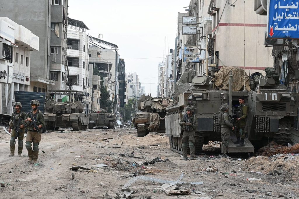 الجيش الإسرائيلي يستخدم مدنيين فلسطينيين دروعًا بشرية في عمليته العسكرية داخل مجمع الشفاء الطبي ومحيطه