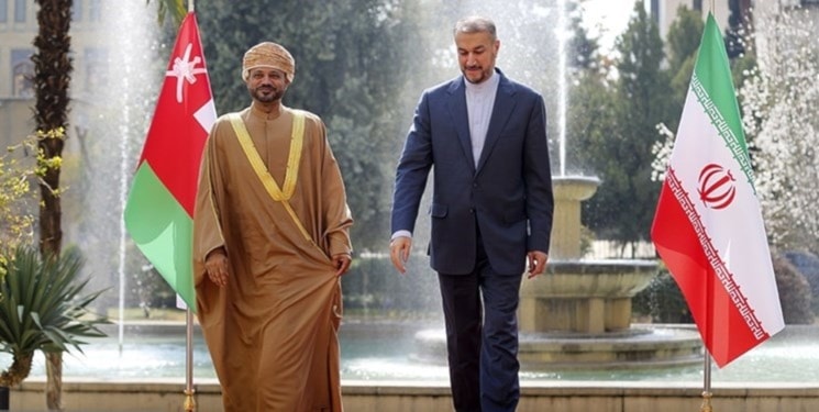 أمير عبد اللهيان ونظيره العماني يدعوان إلى التدخل السريع لوقف الجرائم الصهيونية
