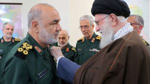 السيد الخامنئي يمنح قائدي الجيش والحرس الثوري وسام "الفتح"