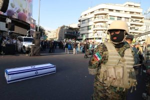 "هآرتس": حرب نفسية خفية تشنها إيران على موظفين ومسؤولين وأهالي جنود إسرائيليين
