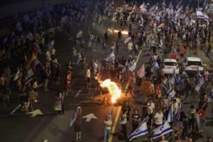 مواجهات ودهس مستوطنين متظاهرين ضد نتنياهو في "تل أبيب"