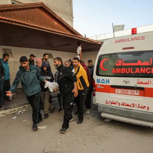 بعد المجزرة في مستشفى شهداء الأقصى.. الاحتلال يواصل استهداف المدنيين في قطاع غزة