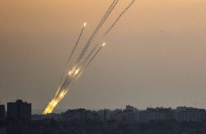 المقاومة الفلسطينية تطلق الصواريخ نحو "سديروت" ومستوطنات غلاف غزة.. وتواصل اشتباكاتها مع الاحتلال