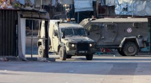 قوات الاحتلال الصهيوني تداهم منازل وتعتقل شبان في الضفة الغربية