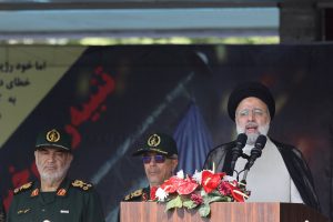 الرئيس الإيراني في يوم الجيش: قوّاتنا متأهّبة للدفاع عن مصالحنا