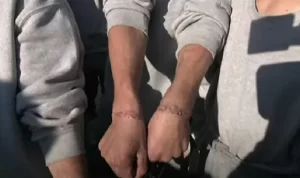 طبيب إسرائيلي يكشف فظائع بحق أسرى غزة.. بعضهم قطعت أطرافهم بسبب الأصفاد