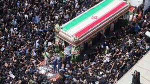 الإيرانيون يودعون الشهيد رئيسي في تشييع قلّ نظيره في العالم