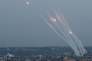 إصابة مستوطنتين بجروح إثر رشقة صاروخية أطلقتها القسام على تل أبيب