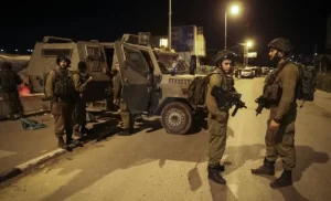 الاحتلال يقتحم مناطق في الضفة.. وشبان فلسطينيون يتصدون لقواته في قلقيلية