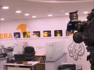 الاحتلال يغلق مكاتب الجزيرة ويصادر معداتها .. إمعانًا في قمع الصحافة
