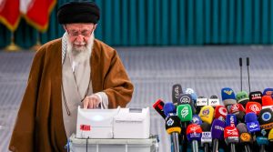 السيد الخامنئي يدلي بصوته في الانتخابات البرلمانية الإيرانية
