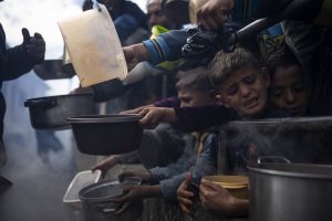 الاحتلال يغلق معبرَي رفح وكرم أبو سالم لليوم 13.. والأمم المتحدة تحذ من مجاعة وشيكة
