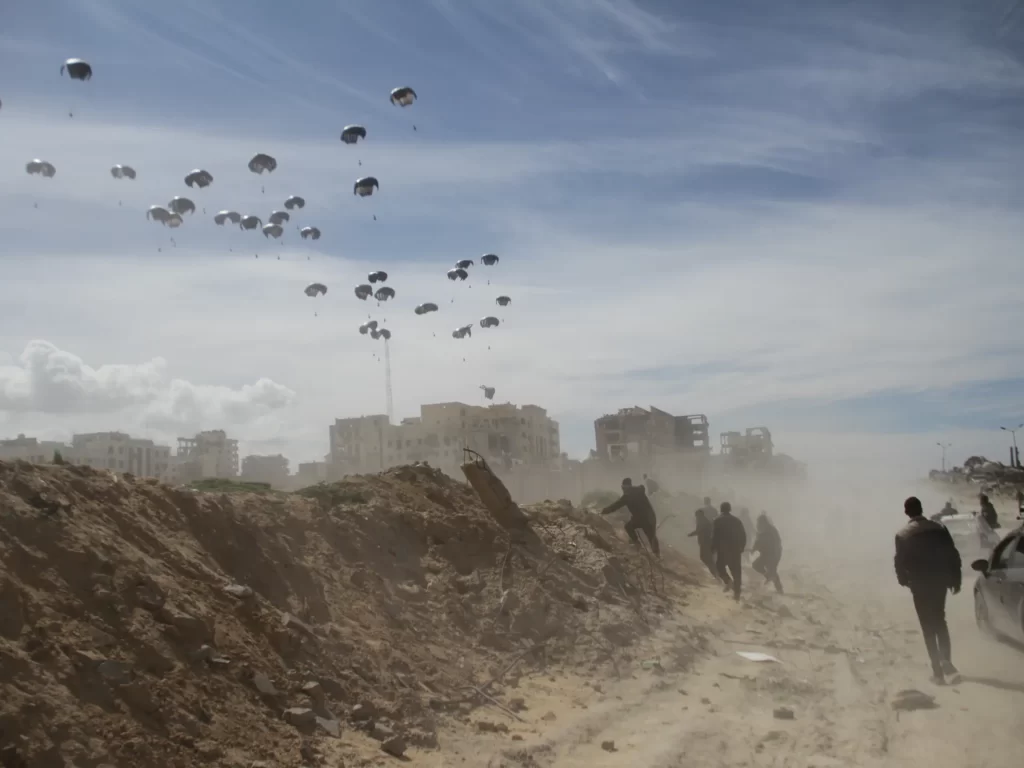 غزة: استشهاد 21 شخصاً بسبب عمليات الإنزال الجوي الخاطئة للمساعدات