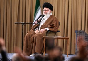 الإمام الخامنئي: العدو يهدف إلى تدمير النظام الإسلامي باحتلال المنطقة