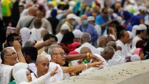 حجاج بيت الله يواصلون رمي الجمرات في ثاني أيام عيد الأضحى