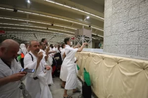 حجاج بيت الله الحرام يفدون إلى مِنى لتأدية شعيرة رمي الجمرات