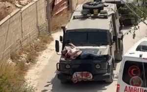قوات الاحتلال تنكّل بشاب جريح في جنين وتستخدمته كدرعٍ بشري