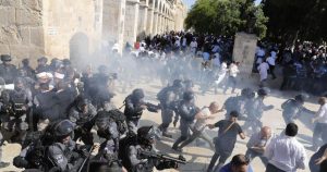 خلال "مسيرة الأعلام".. فلسطينيون يتصدون لاعتداءات المستوطنين على القدس والأقصى