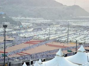حجاج بيت الله الحرام يتوافدون إلى مشعر منى لقضاء يوم التروية